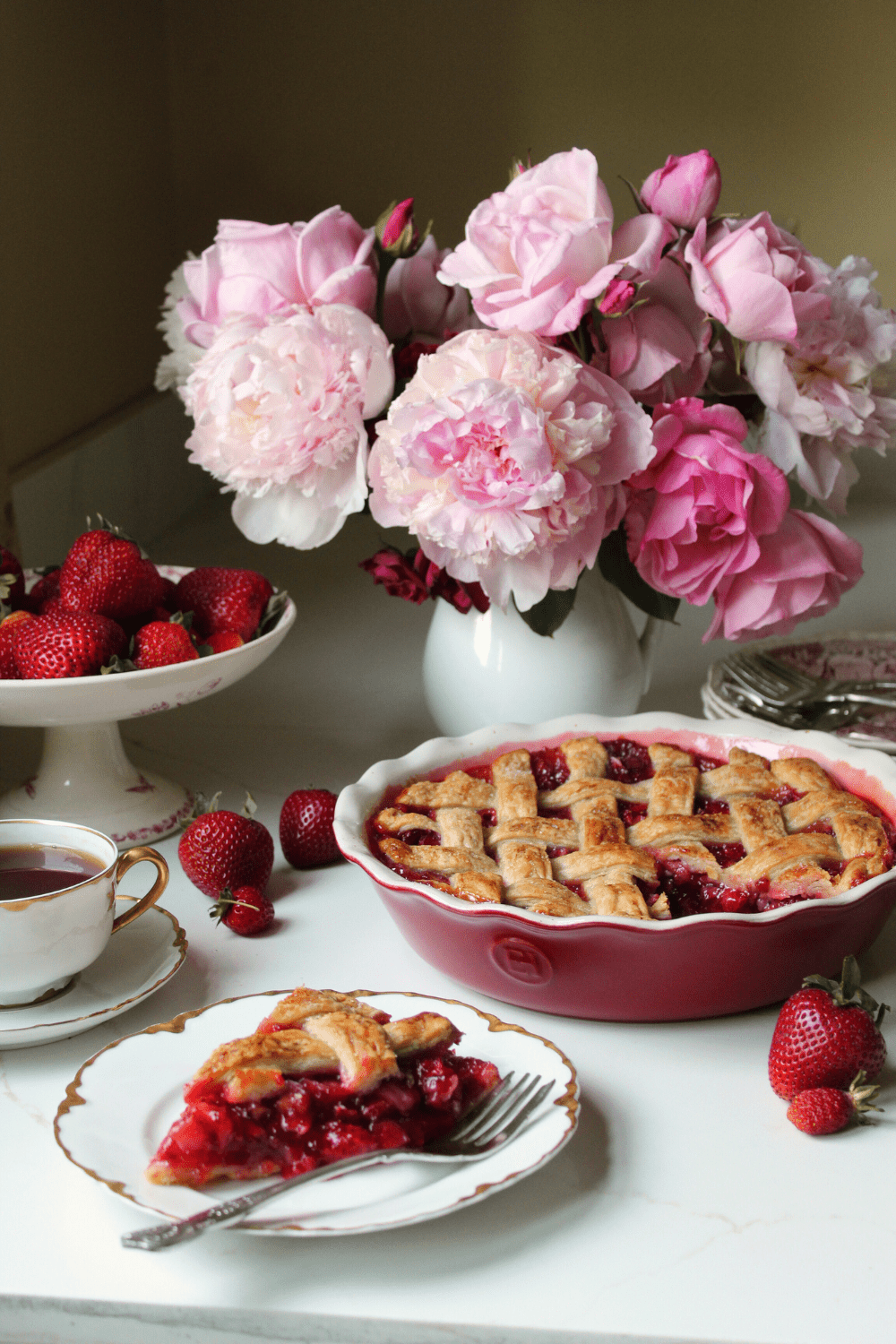 Emile Henry Strawberry Rhubarb Pie Recipe by @rue.dauphine.paris – Emile Henry USA